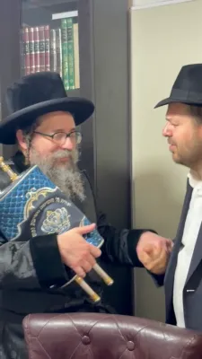 כ"ק אדמו"ר מסקולען לעיקוואוד שליט"א ביי א הכנסת ספר תורה
