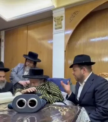 שי גרייכער ברודער פון די באקאנטע זינגער דעדי גרייכער ביי כ"ק אדמו"ר מתולדות אהרן שליט"א וואס האט אריין געשריבן אן אות אין ספר תורה וואס איז געווארן געשריבן לע"נ דעדי