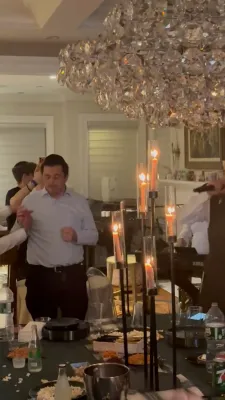 דער בעל מנגן ר' יודי ביאליסטאצקי זינגט ספרדישער ניגוני סליחות ביי א ספרדישע פארברענג מוצאי שבת.