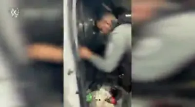 7 אומלעגאלע אראבער געפונען באהאלטן אונטער א פאלשע וואנט אין א טראק ביים חיזמא טשעקפוינט