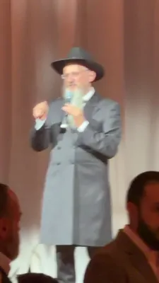 ווידעא: לעבעדיגע טענץ ביי די חתונה פונעם זון פונעם פרעזידענט פון די אידישע פעדעראציע אין רוסלאנד