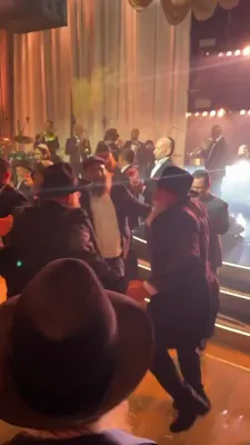 ווידעא: לעבעדיגע טענץ ביי די חתונה פונעם זון פונעם פרעזידענט פון די אידישע פעדעראציע אין רוסלאנד