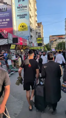 ווידעא: א שפאציר דורך די לעבעדיגע "טוריסטן גאס" אין אומאן ערב ראש השנה