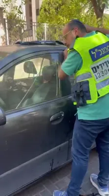 א צוויי יעריג מיידל ארויסגעראטעוועט נאכ'ן ווערן בטעות פארשפארט אין א קאר אין פתח תקווה