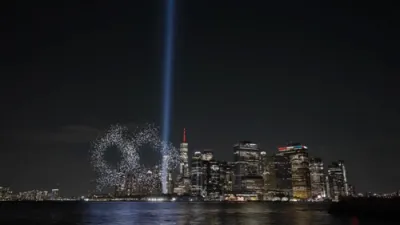 א הערליכע אנדענק: 2,977 דראונס פארמירן די טווין טאוערס אין הימל