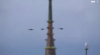 לעצטע סאלוט: פיר דזשעט פליגערס פליען אריבער אפצוגעבן כבוד נאך די באגרעבעניש צערעמאניע פון קעניג האראלד