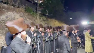 גרויסע מוזיקאלישע קאפעליע באגלייט א הכנסת ספר תורה אין צפת