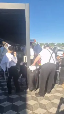 ווידעא: חסידים שטראמען דורך די קישינעוו לופטפעלד אויפן וועג קיין אומאן