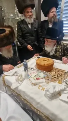 אדמור"ים ורבנים באטייליגן זיך ביי אן סיום כתיבת ספר תורה בראשות כ"ק אדמו"ר ממאקאווע שליט"א