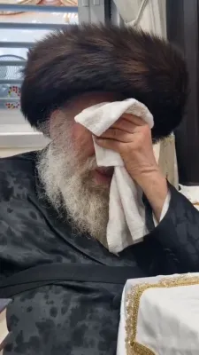 אדמור"ים ורבנים באטייליגן זיך ביי אן סיום כתיבת ספר תורה בראשות כ"ק אדמו"ר ממאקאווע שליט"א