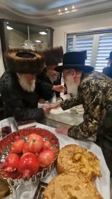 אדמור"ים ורבנים באטייליגן זיך ביי אן סיום כתיבת ספר תורה בראשות כ"ק אדמו"ר ממאקאווע שליט"א