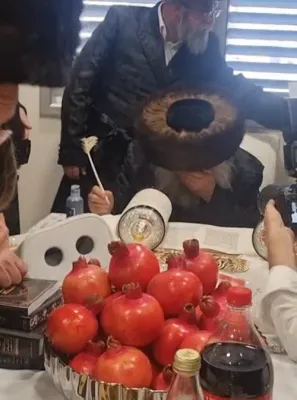 אדמור"ים ורבנים באטייליגן זיך ביי אן סיום כתיבת ספר תורה בראשות כ"ק אדמו"ר ממאקאווע שליט"א