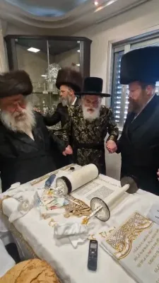 אדמור"ים ורבנים באטייליגן זיך ביי אן סיום כתיבת ספר תורה בראשות כ"ק אדמו"ר ממאקאווע שליט"א
