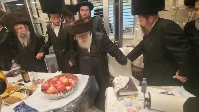 אדמור"ים ורבנים באטייליגן זיך ביי אן סיום כתיבת ספר תורה בראשות כ"ק אדמו"ר ממאקאווע שליט"א