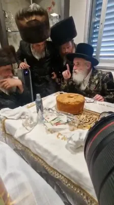 אדמור"ים ורבנים באטייליגן זיך ביי אן סיום כתיבת ספר תורה בראשות כ"ק אדמו"ר ממאקאווע שליט"א