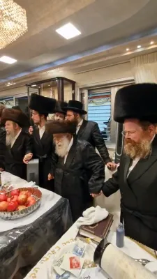 אדמור"ים ורבנים באטייליגן זיך ביי אן סיום כתיבת ספר תורה בראשות כ"ק אדמו"ר ממאקאווע שליט"א
