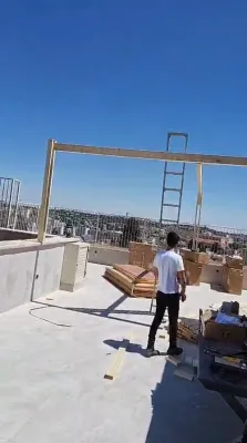 גינגאנטישע סוכה אויפגעבויעט געווארן פאר א נגיד וועלכע קומט קיין ארץ ישראל אויף יו"ט דורך די בארימטע פלען אהעד פירמע