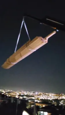 גינגאנטישע סוכה אויפגעבויעט געווארן פאר א נגיד וועלכע קומט קיין ארץ ישראל אויף יו"ט דורך די בארימטע פלען אהעד פירמע