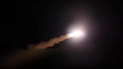 א נאכט פון פייער: די איראנער רעוואלוציאנערע גווארדיע טענה'ט אז זיי האבן אטאקירט אמעריקאנער שיפן און אכט טאנקערס אינעם גאלף