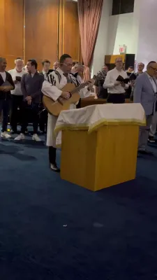 ווידעא: גרעיט נעק קהילה פארזאמלט זיך פאר שפעטע נאכט סליחות פארגעזינגען דורכן חזן יצי ספינער