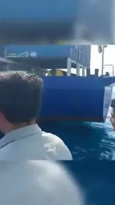 טויט אויפן וואסער: א שיף איז געווארן אטאקירט און אונטערגעצינדן ביים הארמוז