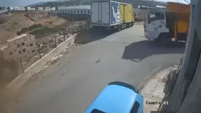 א דרייווער אין ארץ ישראל שפרינגט ארויס פון א טראק וואס טראסקעט אראפ, פונקט אין צייט
