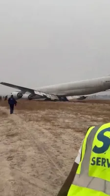 קארגא קראך: אן אלטע טראנס עיר DC-8 פליגער קראכט אראפ אין קאנגא נאך וואס די פאדערשטע רעדער האבן נאכגעגעבן