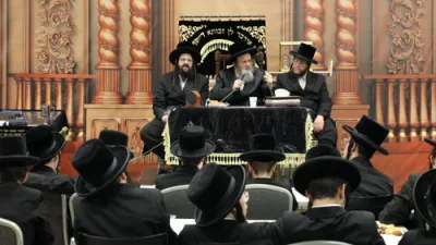 בעזלא ישיבה פון קרית גת זענן ארויף געקומן צו הערן א שיחת חיזוק פון כ"ק אדמור מדינוב לקראת ר"ה הבעל"ט