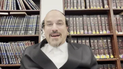 א הערליכע מעשה "דע כח פון אידן טרינקען לחיים צוזאמען" - דורך הרב אליהו שווארץ ביים שיעור עמוד היומי 'דרשו' מסכת יומא דף סח