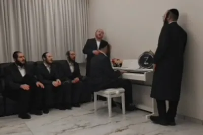 גרופע אנטווערפענער יונגעלייט צייגן טאלאנט מיטן הערליך פארזינגען דעם מיכאל שניצלער'ס 'כל נדרי'.