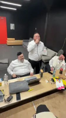 טאלאנטן שפיץ ווען פאנדומענטאלער פראדוצירער נפתלי שניצלער זיצט מיט די "אונטערן פארדאכט" חבריא אין די שטילקייט פון דער נאכט.