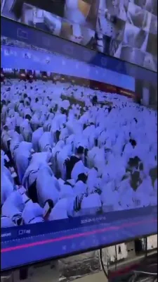 ווידעא: גרויסע טוישונגען איינגעפירט ביי די תפילות ראש השנה אין בעלזא צוליב די וואקסנדע צאל מתפללים
