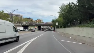 ווידעא: אנטי ציוניסטישע בענער אויפגעהאנגען העכער די BQE אין וויליאמסבורג
