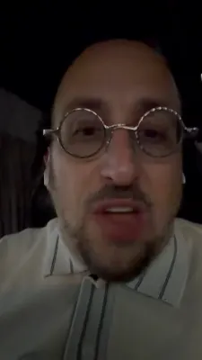 ארטיסט ליפא שמעלצער פרובירט טרעפן א אינגערמאן וואס האט אים געבארגט א טשארדזשער, און פארגעסן אפצונעמען.
