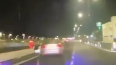 דראמאטישע ווידעא: אפיציר האלט זיך אן אין אן אנטלויפנדע קאר בעפאר ער ווערט אראפגעשליידערט אויפן ראוד
