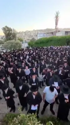 חסידי קארלין ביים דאווענען מיט די באקאנטע פלאם פייערדיגע התלהבות און הויכע קולות, נעכטן ביינאכט אין מערת המכפלה אין חברון.