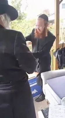 אוהבן של ישראל ניקלשבורגער רבי ביים פארצייען כלל ישראל'ס פּשעים מיט מנהג כפּרות.