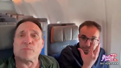 דער באפרייטער בחור בנימין כאסין אויפן פליגער אויפן וועג פון איראק קיין דובאי, פון וואו ער וועט אפפליען קיין ארץ ישראל זיך צו פאראייניגן מיט זיין בענקעדע פאמיליע.