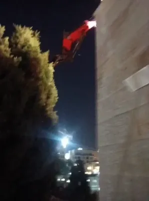 הערליכע סצענע ווי א פולע קיך ווערט ארויפגעשלעפט דורך א קרעין אין אין ירושלים פאר א נגיד וועלכע קומט פראווענען יום סוכות ארגאזאזירט דורך די  די פלעד עהעד פירמע