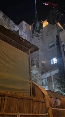 הערליכע סצענע ווי א פולע קיך ווערט ארויפגעשלעפט דורך א קרעין אין אין ירושלים פאר א נגיד וועלכע קומט פראווענען יום סוכות ארגאזאזירט דורך די  די פלעד עהעד פירמע