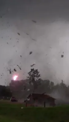 ווידעא פון א טורנעידאו אין מיזורי גייט וויירעל