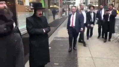 ווידעא: היציגע קאנפראנטאציע ביי אן אנטי-ציוניסטישע הפגנה אין ניו יארק