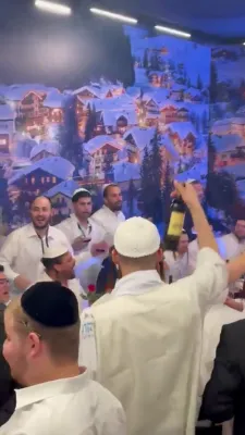 ווידעא: א בליק אריין ביי א יום טוב'דיגע סעודת ראש השנה אין אומאן