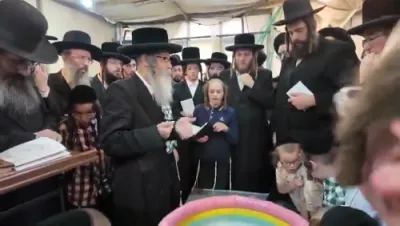 כ"ק המשפיע רבי נחמן בידערמאן שליט"א ביי 'תשליך', וואו ער ערקלערט פארוואס מען מאכט תשליך ביי לעבעדיגע פיש - "וויבאלד זיי האבן נישט געזינדיגט".