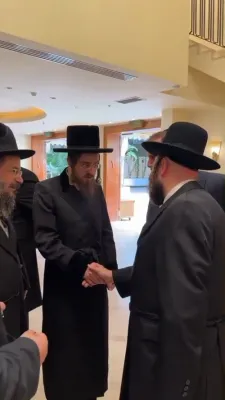 כ"ק אדמו"ר מסאדיגורא שליט"א ביים צענטראלן הויפט קווארטיר פון 'קרן עולם התורה'