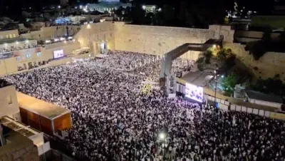 איבער הונדערט טויזנט אידן ביים לעצטן סליחות ערב יום הקדוש ביים כותל המערבי.