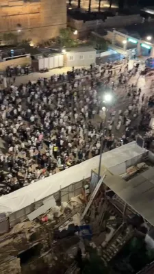 איבער הונדערט טויזנט אידן ביים לעצטן סליחות ערב יום הקדוש ביים כותל המערבי.
