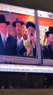 איבער הונדערט טויזנט אידן ביים לעצטן סליחות ערב יום הקדוש ביים כותל המערבי.