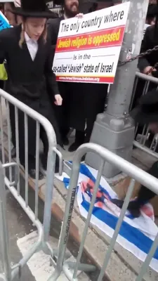 ווידעא: חרדישע אידן האלטן אפ אן אנטי-ציוניסטישע קאנטער-פראטעסט אין ניו יארק