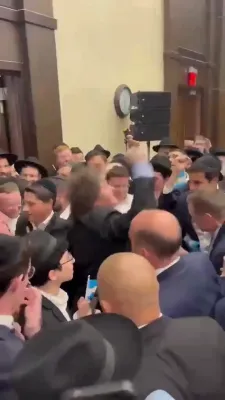ארגענטינע פרעזידענט כאוויער מילי טאנצט מיט תלמידים ביי א באזוך אין ישיבה דרכי תורה